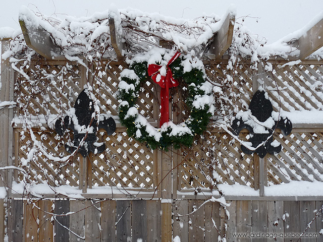 Fence Decoration Tips for the Christmas Season